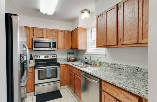 Hope Gardens Apartment | Cozy & Fun Apartment by Broadway, Room for 6!