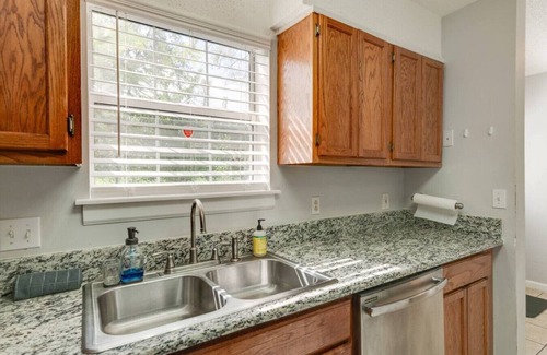 Hope Gardens Apartment | Cozy & Fun Apartment by Broadway, Room for 6!