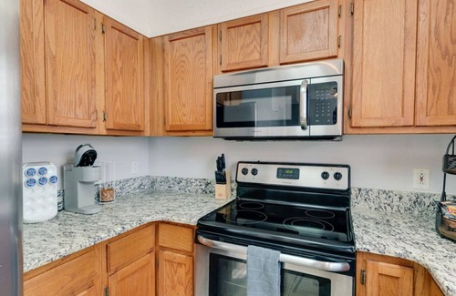 Hope Gardens Apartment | Cozy & Fun Apartment by Broadway, Room for 6!