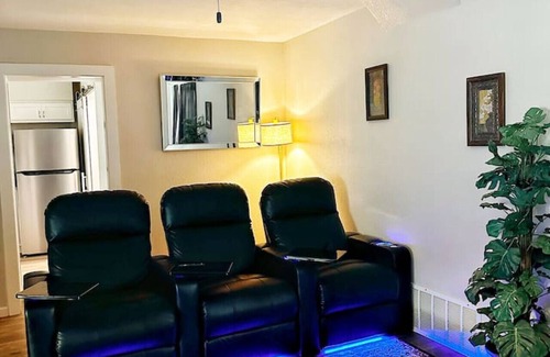 Parkway Central House | Cozy Fun Getaway: Fire Pit, Table Hockey & More!