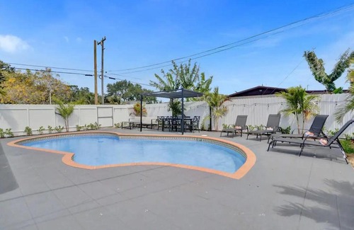 Ives Estates House | Cozy Fun House 4 2 Aventura Stadium Beach