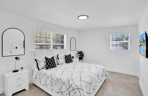 Ives Estates House | Cozy Fun House 4 2 Aventura Stadium Beach