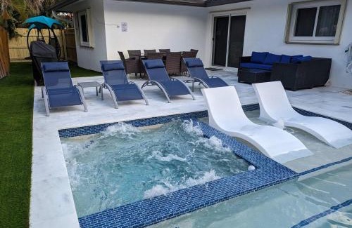 Coral Ridge House | Cozy Fun-Size Getaway + Pool&Spa 5 mins to Beach