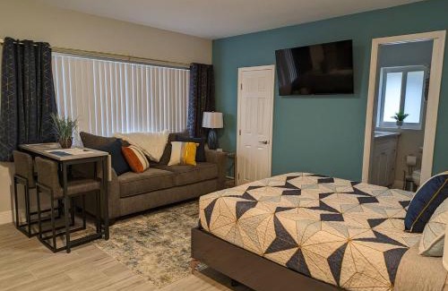 Coral Ridge House | Cozy Fun-Size Getaway + Pool&Spa 5 mins to Beach