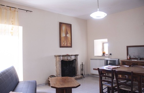 Poggio San Giovanni Apartment | Cozy furnished mountain and lake apartment in a medieval village