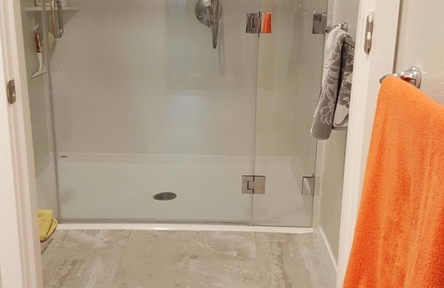 North San Jose Condo | Cozy Furnished Bedroom with Private Hallway Bath in North San Jose 北聖何西寬敞整洁大臥室