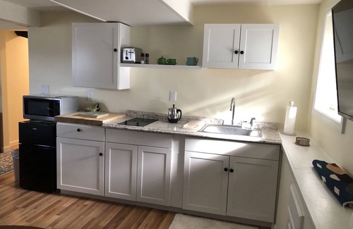 Guilford House | Cozy Garden Apartment Along Guilford’s Shoreline