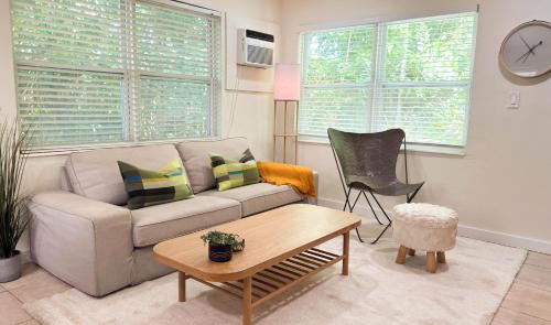 Lake Ridge House | Cozy Garden Bungalow - Pets/Parking/Beach