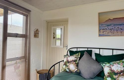 Durbanville Apartment | Cozy Garden Cottage - Durbanville, Cape Town