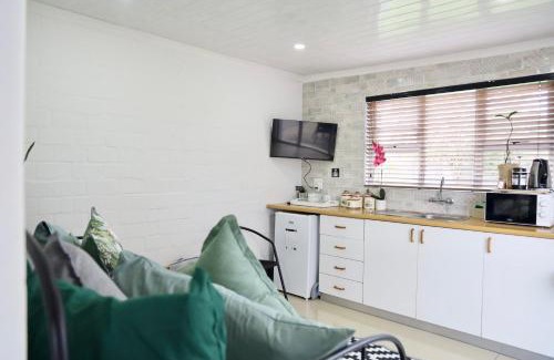 Durbanville Apartment | Cozy Garden Cottage - Durbanville, Cape Town