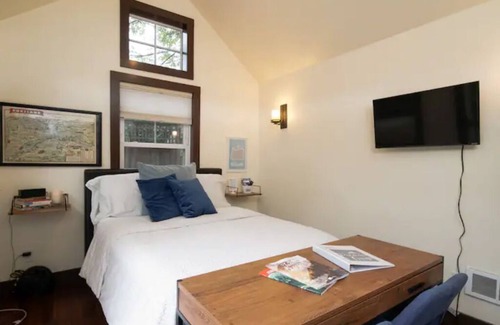 Richmond House | Cozy Garden Cottage in Popular Richmond Neighborhood