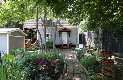 Willis Cottage | Cozy Garden Cottage
