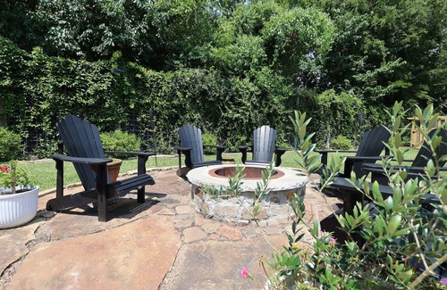 Willis Cottage | Cozy Garden Cottage