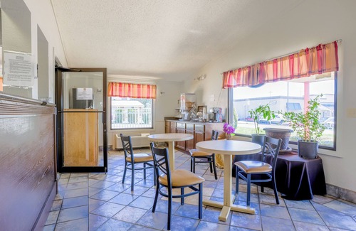 Richmond Hotel | Cozy Garden Inn By OYO Hwy 40 Richmond