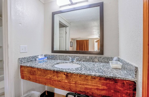 Richmond Hotel | Cozy Garden Inn By OYO Hwy 40 Richmond