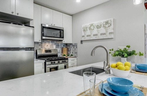 East Cesar Chavez House | Cozy Garden Stay. Private Patio and Outdoor Kitchen