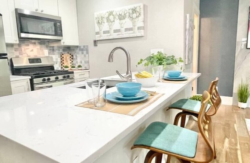 East Cesar Chavez House | Cozy Garden Stay. Private Patio and Outdoor Kitchen
