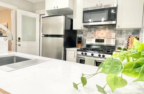 East Cesar Chavez House | Cozy Garden Stay. Private Patio and Outdoor Kitchen