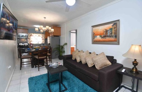 Eastwood Park House | Cozy Garden Suite near Sovereign On The Boulevard, Red Hills