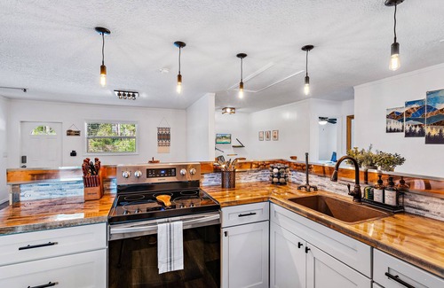 Jupiter Cabin | Cozy, Gated, Hot Tub & Sauna, Playroom, Bar, Fenced-in Yard.