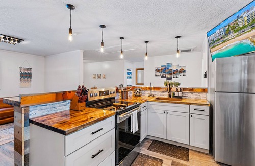 Jupiter Cabin | Cozy, Gated, Hot Tub & Sauna, Playroom, Bar, Fenced-in Yard.