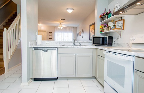 Meadow Pointe Condo | Cozy Gated Townhome w/Patio, Full Kitchen & Pet-Friendly Stay – Near Shopping & Attractions!
