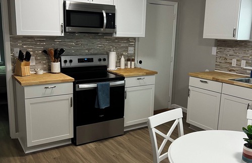 Gainesville House | Cozy Gator Getaway Near UF - 2Bed/1Bath for 6 guests - Wifi, AC/Heat, Parking