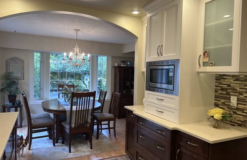 Saanich West House | Cozy Gem: Heart of Victoria