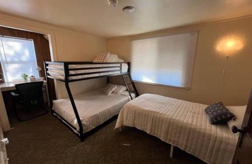 Lincoln Park House | Cozy Gem King Bunk Beds Near Major Highways Sleep6