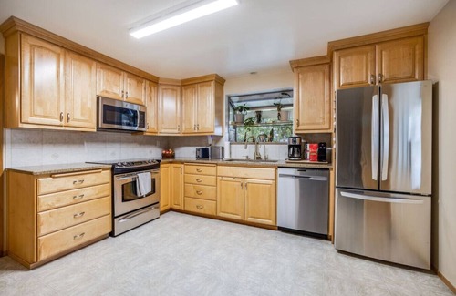 White Center House | Cozy Gem w/Shared Hot Tub & A/C