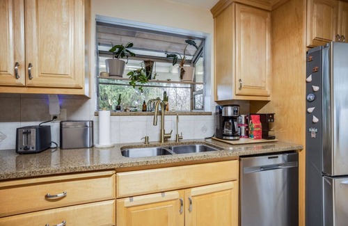 White Center House | Cozy Gem w/Shared Hot Tub & A/C