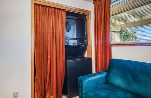 White Center House | Cozy Gem w/Shared Hot Tub & A/C