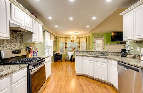 Snellville House | Cozy Georgia Retreat w/Air Hockey Table & Sunroom