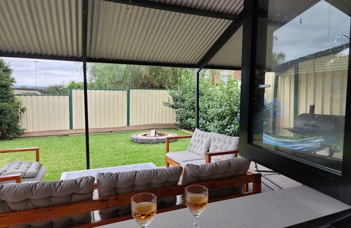 Cranebrook Apartment | Cozy Getaway at the base of the Blue Mountains