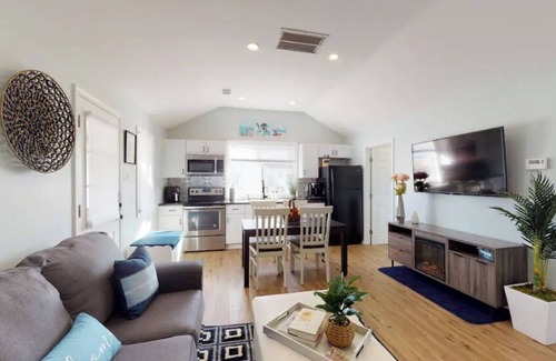 Chesapeake Beach Cottage | Cozy Getaway - Breezy Point Beach & Marina