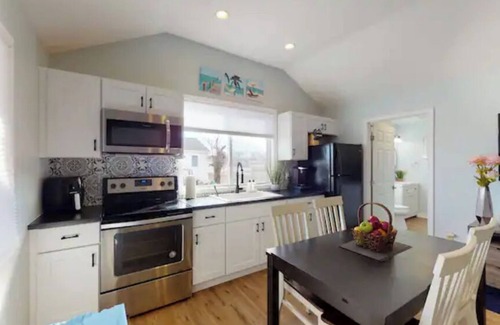 Chesapeake Beach Cottage | Cozy Getaway - Breezy Point Beach & Marina