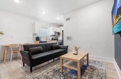 Old East Dallas Apartment | Cozy Getaway in Downtown with Free Parking