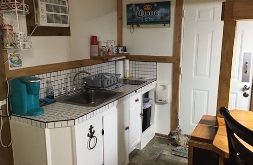 Clifton Apartment | Cozy getaway in Lake Whitney! Private deck with hot tub and kayaks available