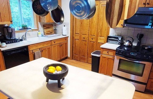 Mount Pocono House | Cozy Getaway! King Bed, Gas Fireplace, BBQ Grill, Fire Pit & Games!