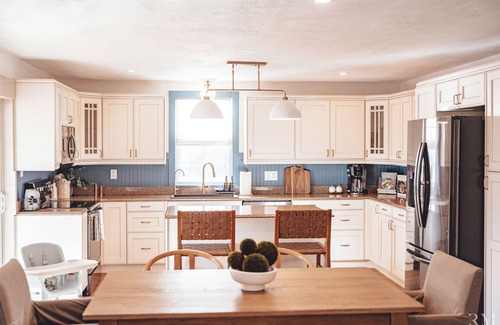 Rockbridge Cottage | Cozy Getaway: Location, Dogs Stay Free, Fenced Yard, Fishing Pond