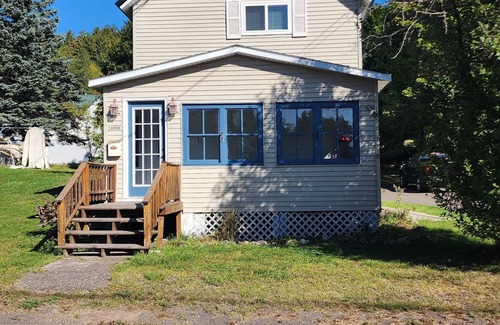 Houghton House | Cozy getaway mins from Michigan Tech, Ski & Snowmobile trails & Lake Superior