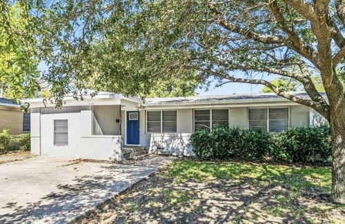 Dallas House | Cozy Getaway Near the Heart of Uptown!
