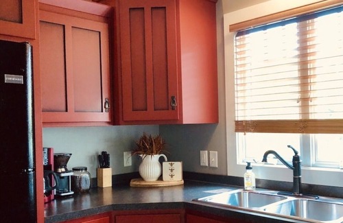 Dundee Cabin | Cozy Getaway on a quiet road,10 minutes to Walnutcreek and Berlin! #hottub