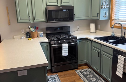 Lyle House | Cozy getaway on Grove