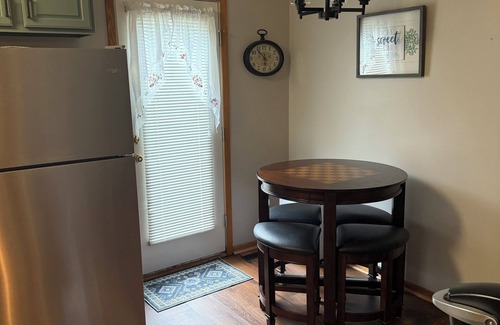 Lyle House | Cozy getaway on Grove