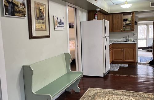 Racine Cottage | Cozy getaway. Peaceful. 5 min to Historic Harmony. Fireplace. Pet friendly.