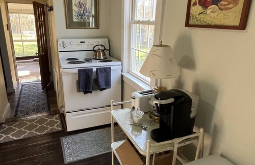 Racine Cottage | Cozy getaway. Peaceful. 5 min to Historic Harmony. Fireplace. Pet friendly.