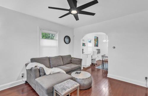Saint Josephs House | Cozy Getaway - Quiet Neighborhood Near DT townhouse