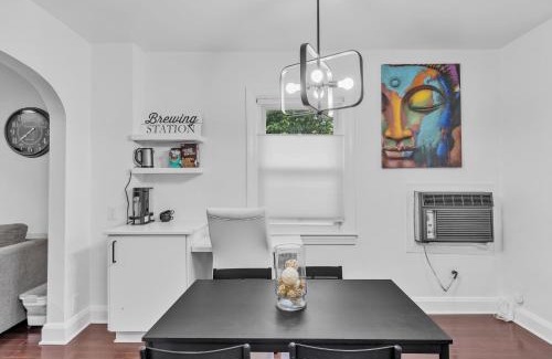 Saint Josephs House | Cozy Getaway - Quiet Neighborhood Near DT townhouse