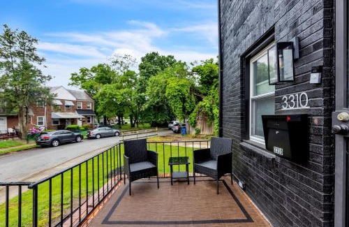 Saint Josephs House | Cozy Getaway - Quiet Neighborhood Near DT townhouse